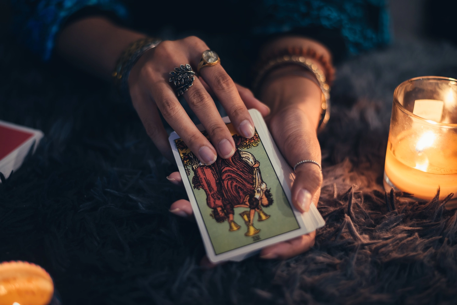 Auryn•Die Herrscherin - Kartenlegerin, Coaching und Mentoring - Wahrsagerin mit Tarotkarten. Tarotkarten und brennende Kerzen. Astrologie und Wahrsagerei.